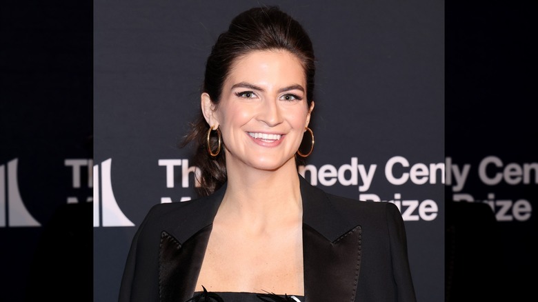 Kaitlan Collins souriant pour une photo au Kennedy Center