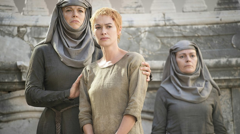 Lena Headey dans le rôle de Cersei Lannister se prépare à faire une promenade d'expiation entourée de deux septas dans Game of Thrones