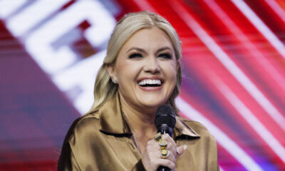 La tenue bizarre d'Erika Kirk pour les discussions universitaires nous pousse à la supplier d'embaucher un styliste