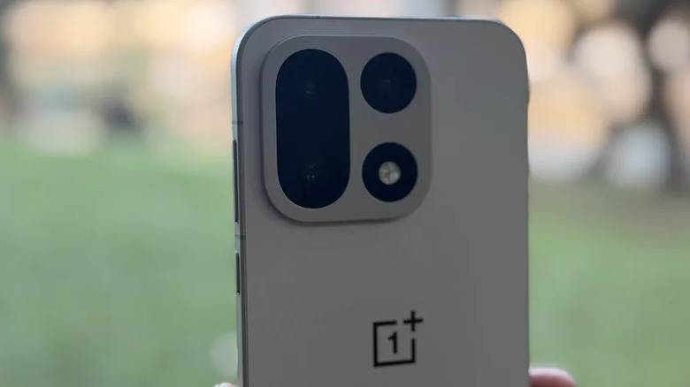 Gros plan de l'arrière du OnePlus 15, en mettant l'accent sur le module caméra