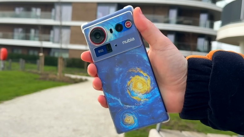 Main tenant un Nubia Z80 Ultra à l’extérieur