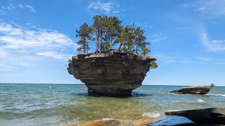 Rocher en forme de navet dans le lac Huron.