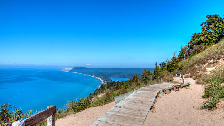 Une promenade à travers les dunes de Sleeping Bear au bord d'eaux turquoise éclatantes.