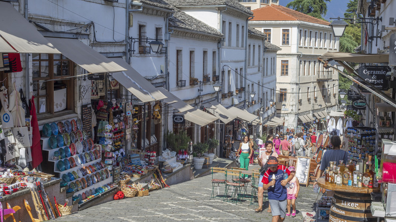 touristes dans une rue animée en Albanie