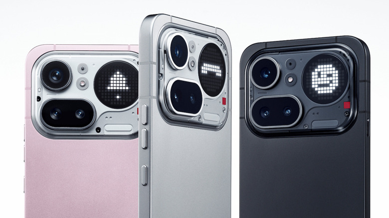 Three Nothing Phone (4a) Pros en rose, argent et noir sur fond blanc
