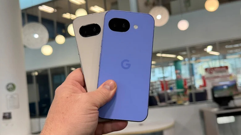 Main tenant les smartphones Pixel 10a et 9a