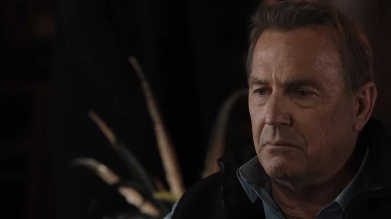John Dutton de Kevin Costner est perdu dans ses pensées alors qu'il est assis chez lui à Yellowstone