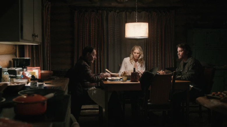 Tom Weaver de Chris Mulkey, Dolly Weaver d'Ellyn Jameson et Kayce Dutton de Luke Grimes sont assis autour d'une table dans Marshals