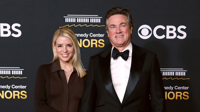 Pam Bondi et John Wakefield sourient sur le tapis rouge en 2025