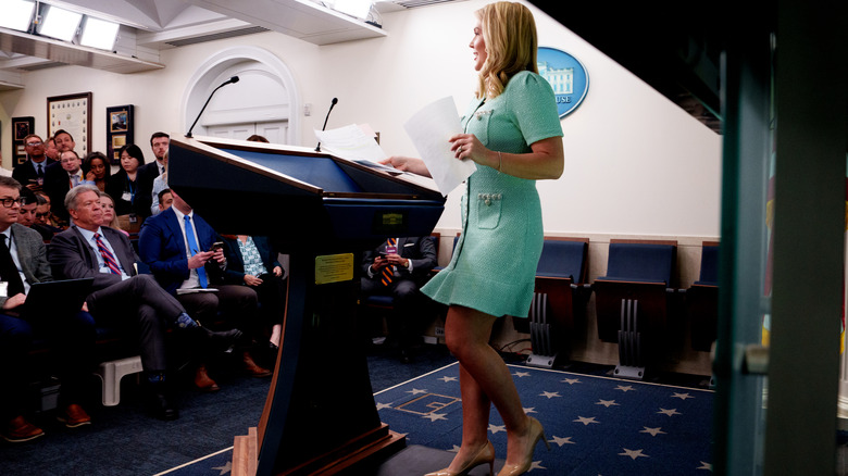 Karoline Leavitt, attachée de presse de la Maison Blanche, arrive pour le point de presse quotidien à la Maison Blanche le 11 mars 2025 à Washington, DC.