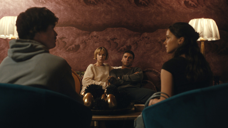 Oscar Isaac dans le rôle de Josh Martín et Carey Mulligan dans le rôle de Lindsay Crane-Martín assis sur une chaise en face de Charles Melton dans le rôle d'Austin Davis et Cailee Spaeny dans le rôle d'Ashley Miller dans Beef
