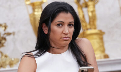 Des photos de Katie Miller qui ont mis en évidence sa cécité évidente des sourcils