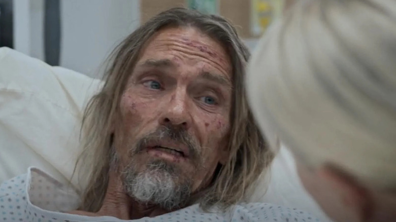 Digby, dans un lit d'hôpital, parle à Dana dans The Pitt