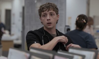 Qu'est-il arrivé au badge d'identification de Whitaker lors de la saison 2 de Pitt