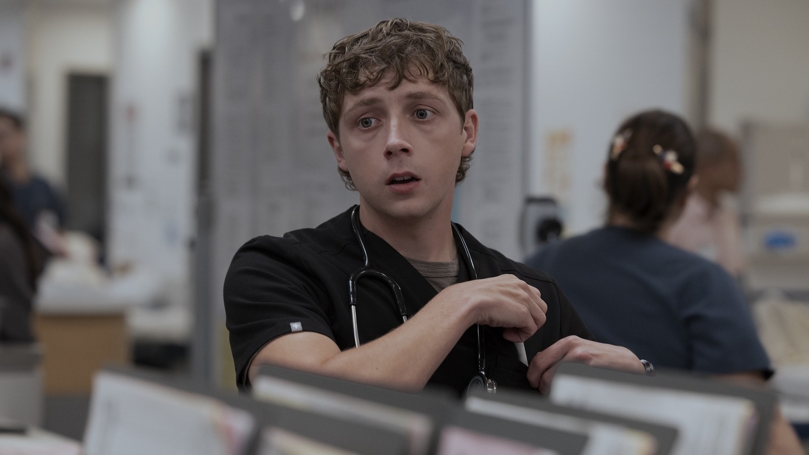 Qu'est-il arrivé au badge d'identification de Whitaker lors de la saison 2 de Pitt