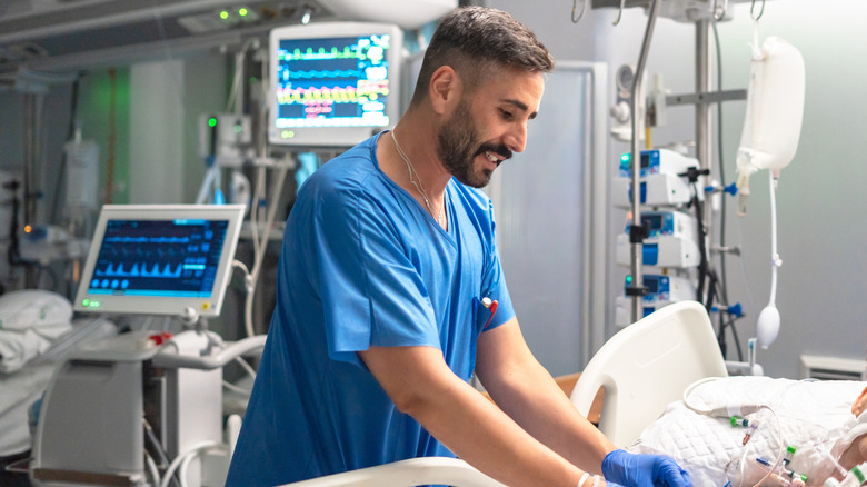 Professionnel de la santé s'occupant du patient