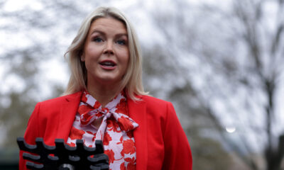 La rare partie latérale de Karoline Leavitt donne à ses cheveux mous le volume dont ils ont besoin