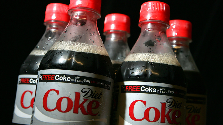 Bouteilles de Coca Light sur fond noir menaçant