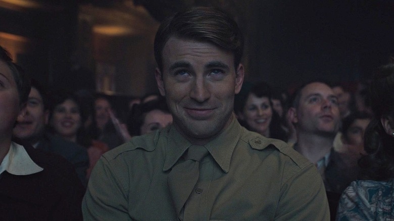 Chris Evans dans le rôle de Steve Rogers assis dans un théâtre dans Captain America : The First Avenger