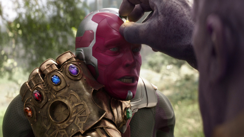 Thanos retire la pierre d'infinité de la tête de Vision dans Avengers : Infinity War