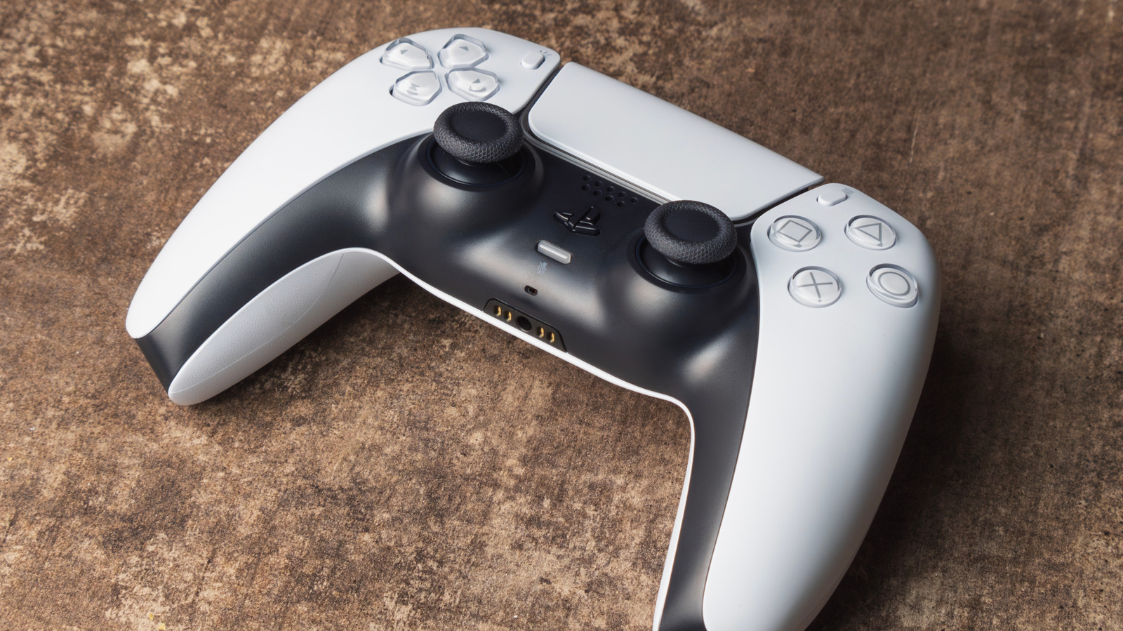 Cette habitude de charge pourrait ruiner la batterie de votre manette PlayStation 5