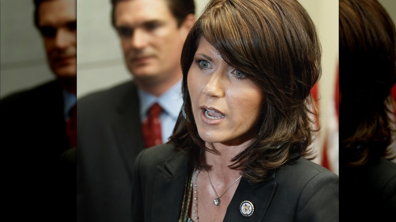 Kristi Noem s'adresse directement aux journalistes