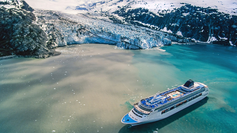 un bateau de croisière naviguant dans le fjord Tracy Arm en Alaska