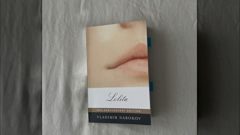 Le livre « Lolita » de Vladimir Nabokov est posé à plat sur un drap de lin blanc