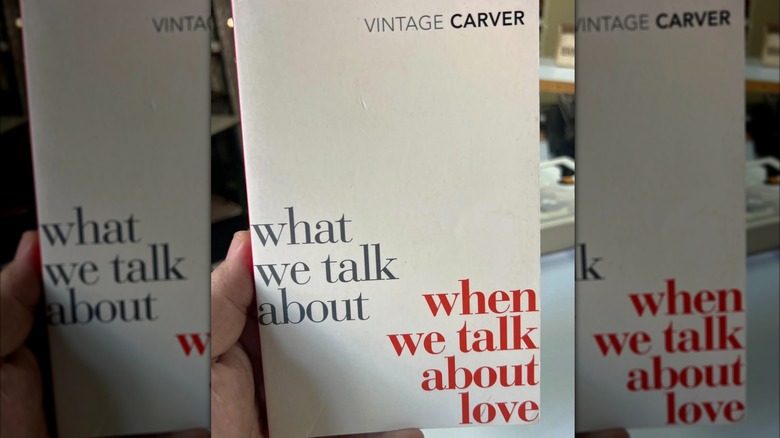Une main tenant un livre blanc avec une police orange intitulé « De quoi nous parlons lorsque nous parlons d'amour »