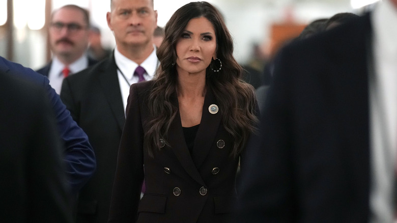 La secrétaire américaine à la Sécurité intérieure, Kristi Noem, arrive pour témoigner devant la Commission judiciaire du Sénat dans le bâtiment Dirksen du Bureau du Sénat le 3 mars 2026 à Washington, DC.