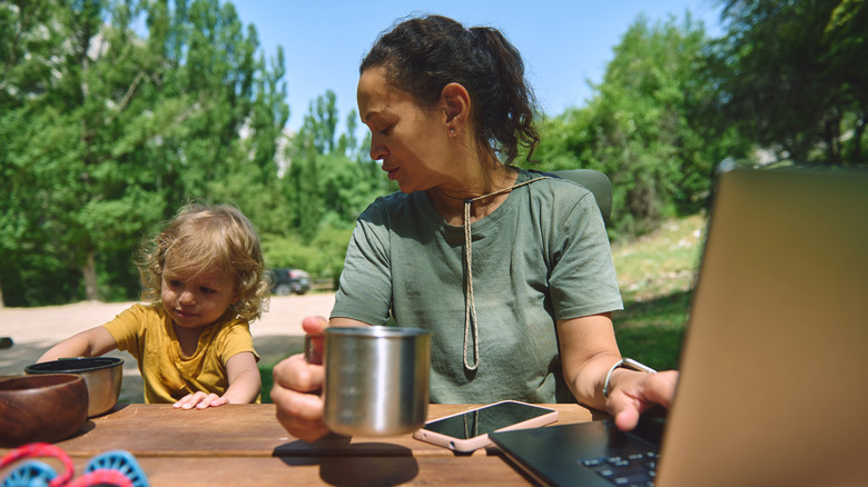 Parent nomade numérique avec enfant