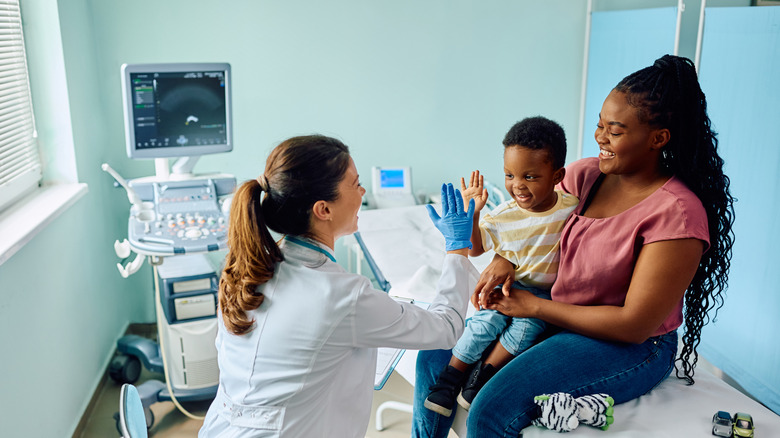 famille avec enfant visitant un médecin