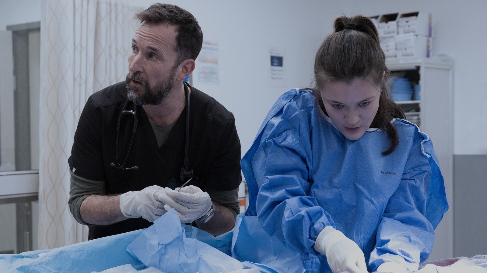 La scène la plus difficile à tourner de la saison 2 de Pitt n'est pas celle que vous pensez (exclusif)