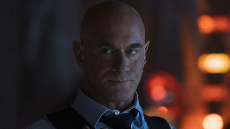 Elliot Stabler semble plongé dans ses réflexions 