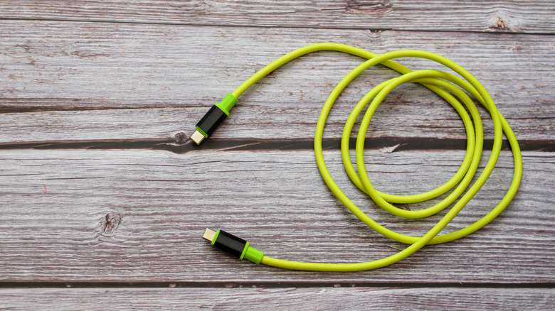 Un câble USB-C vers USB-C sur fond de bois