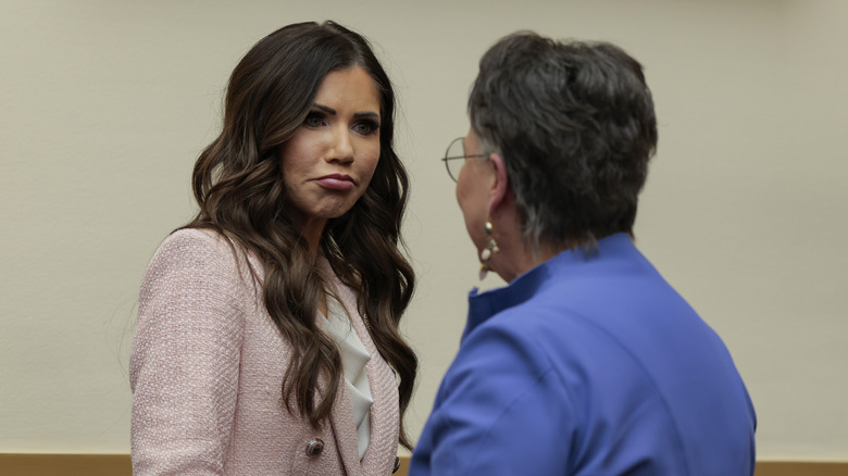 Harriet Hageman s'entretient avec Kristi Noem pendant une pause après son témoignage lors d'une audience du comité judiciaire de la Chambre en mars 2026