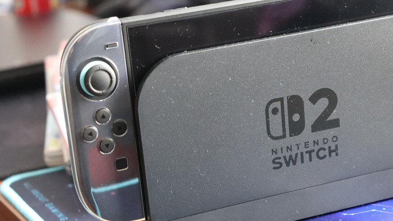 Nintendo Switch 2 avec étui dans un dock