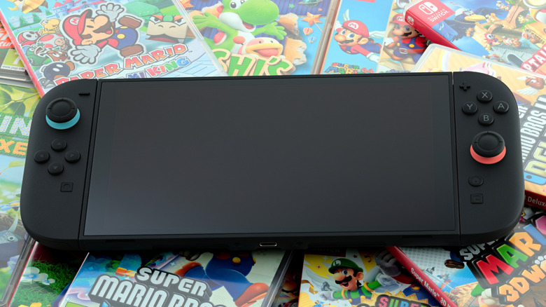 Switch 2 au-dessus des boîtes de jeu