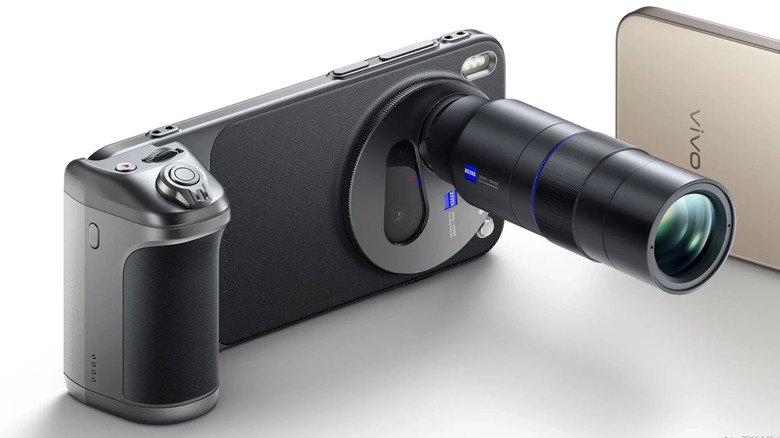 Le Vivo X300 Pro avec accessoires pour appareil photo, y compris un long téléobjectif.