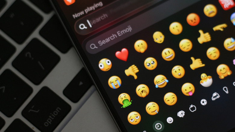 Gros plan sur les emojis sur iPhone