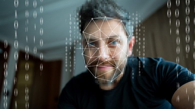 Une personne scannant son visage