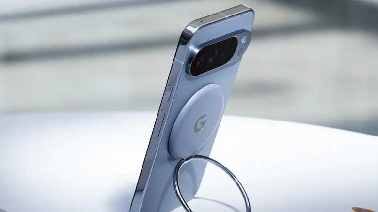 Un smartphone Pixel 10 Pro avec un accessoire connecté via PixelSnap