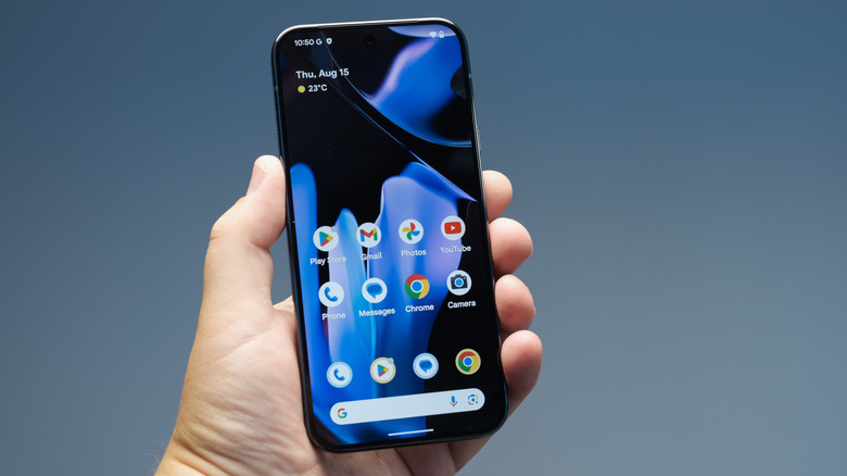 Une personne détenant et utilisant un smartphone Pixel