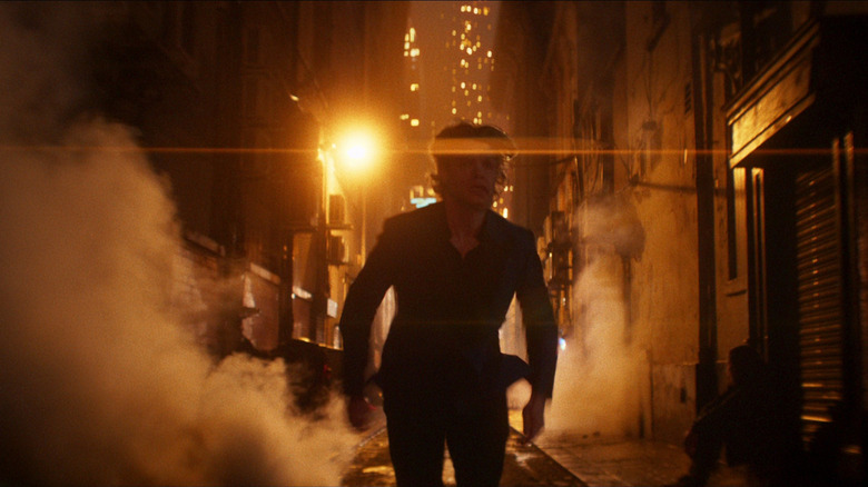 Tom Rhys Harries dans le rôle de Matt Hagan courant dans une ruelle à Clayface