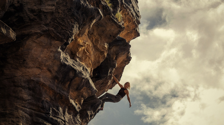 Sasha escalade une falaise à Apex