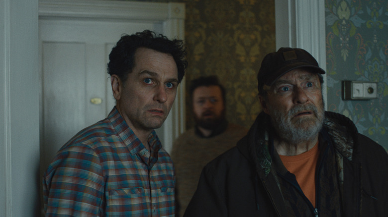 Tom et Wyck ont ​​l'air alarmés à Widow's Peak