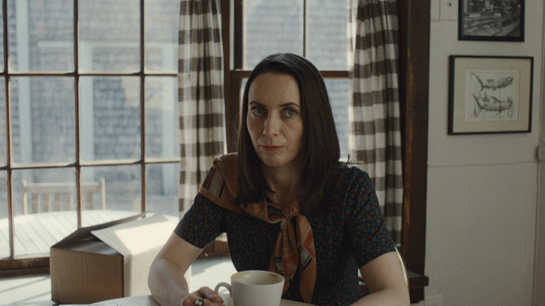 Patricia a une tasse à son bureau à Widow's Bay