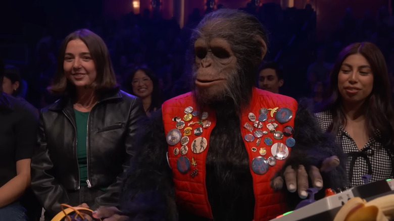 Bulles dans une veste dirigeant un spectacle sur Everybody's Live avec John Mullaney