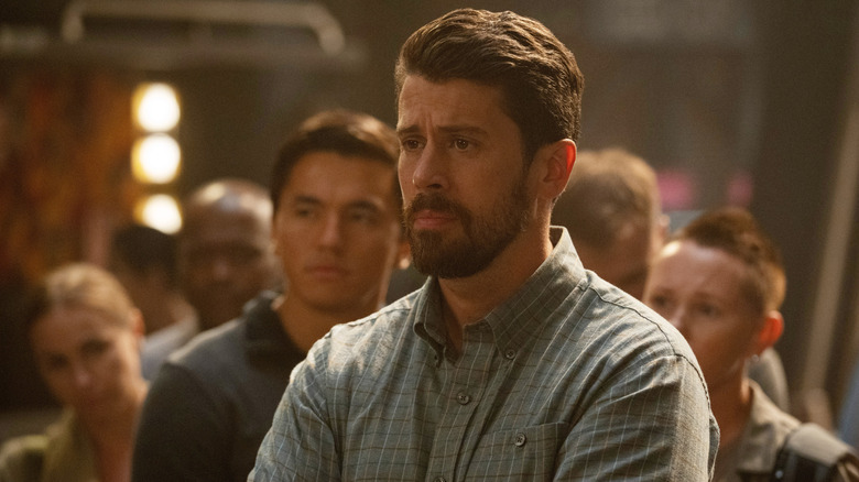 Miles Dale entouré de Martiens mécontents dans For All Mankind