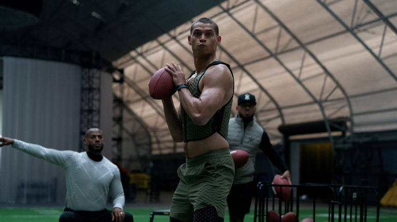 Cam sur le point de lui lancer un ballon de football